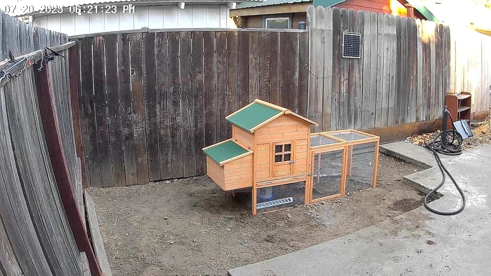 Durable Outdoor Chicken Coop for 5 Chickens – Weatherproof Wooden Hen House with Run, Nesting Box & Removable Tray